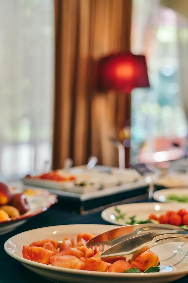 Diplomat Hotel & Spa Тирана